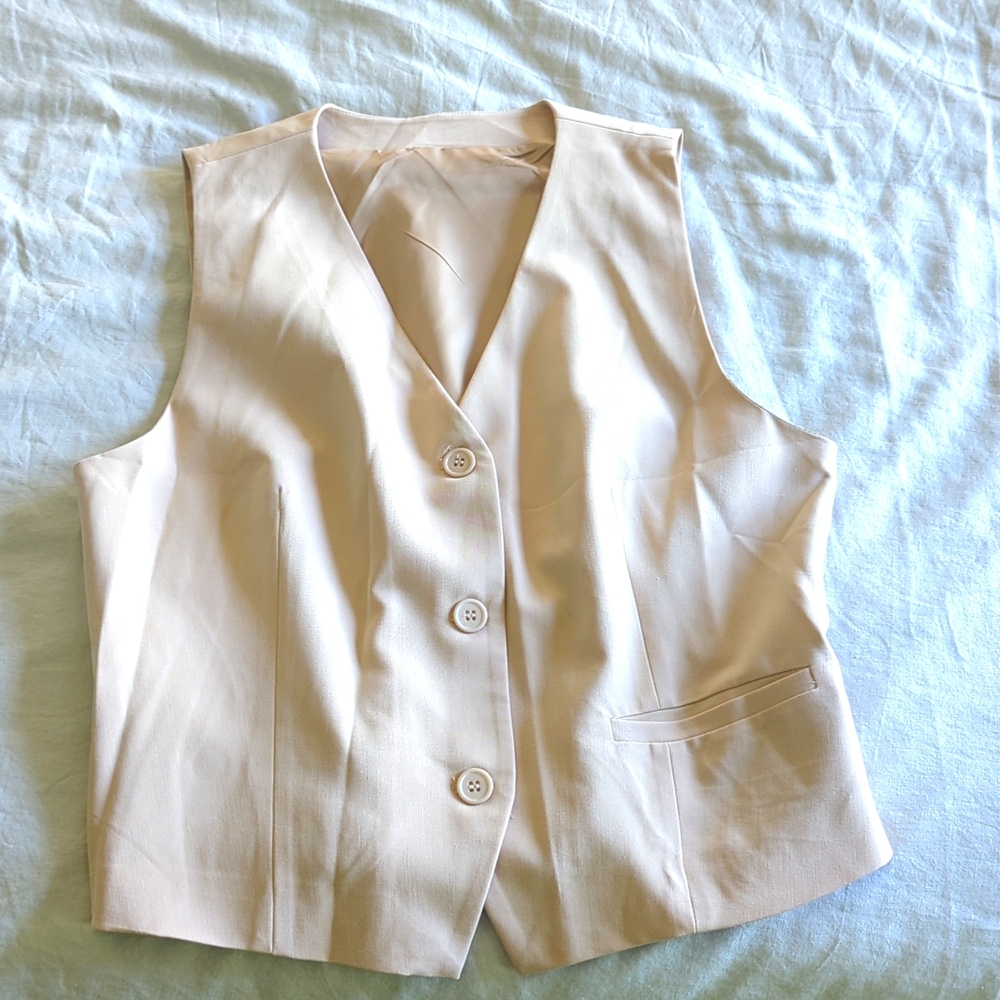 Sleeveless vest-lined